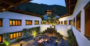 Hi_070691_50405471_Courtyard_private_dining_couple