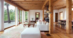 Hi_070691_50404539_COMO_Villa_Living_Room_with_view