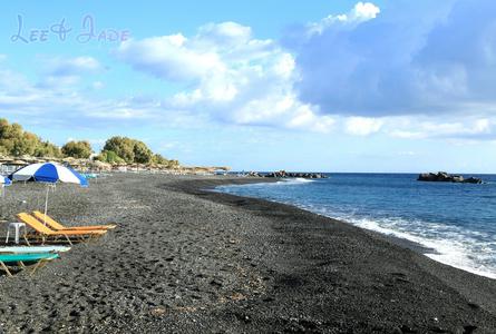 卡马利黑沙滩Kamari Beach
