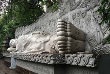 龙山寺(     )Long Son Pagoda