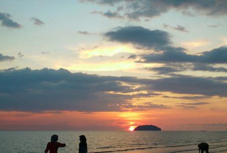 丹绒亚路海滩Tanjung Aru Beach
