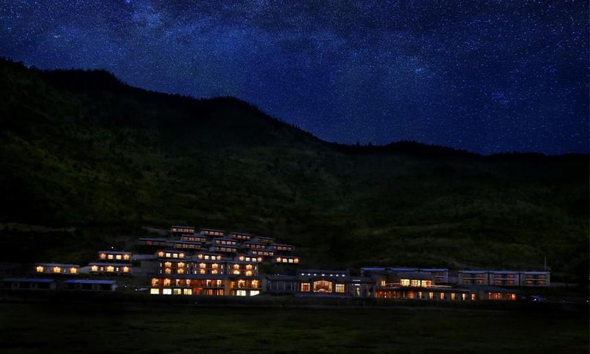 高山别庄香格里拉精品酒店全景 夜晚.jpg